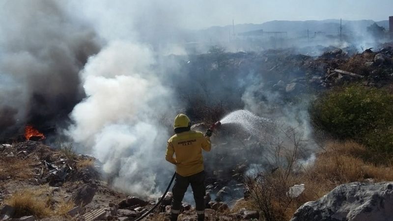 Incendio forestal a raíz de una quema de basural