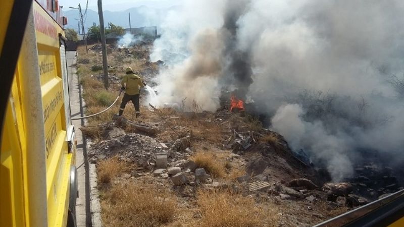 Incendio forestal a raíz de una quema de basural