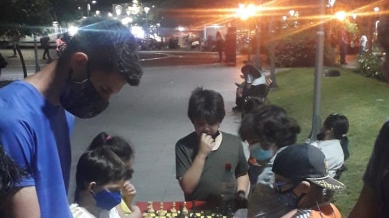 Exhibición de ajedrez en la Plaza 25 de Mayo