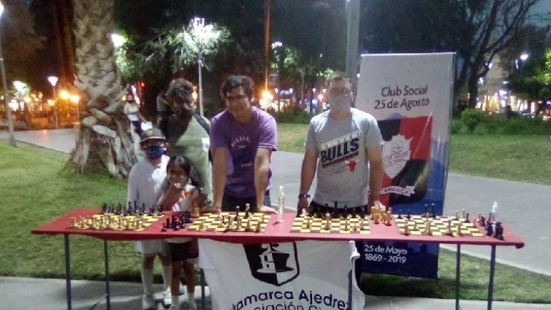 Exhibición de ajedrez en la Plaza 25 de Mayo