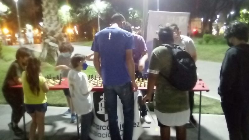 Exhibición de ajedrez en la Plaza 25 de Mayo