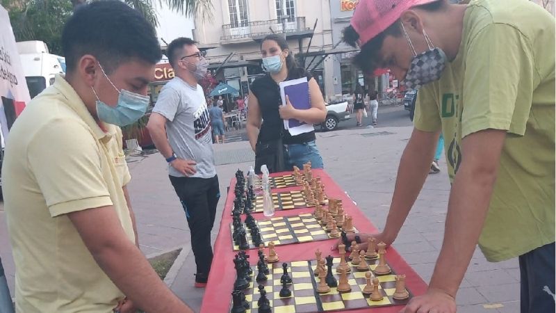 Exhibición de ajedrez en la Plaza 25 de Mayo