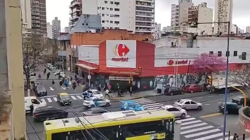 Enfrentamiento entre barras de Independiente en su sede