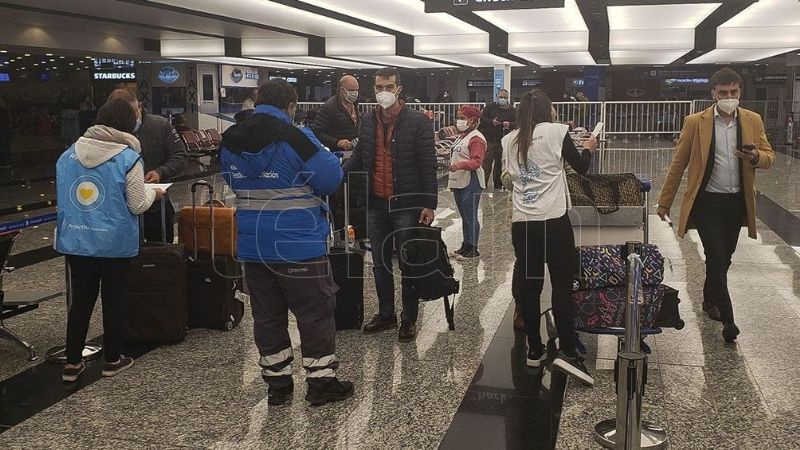 El Gobierno analiza aumentar el número de vuelos y pasajeros que llegan al país