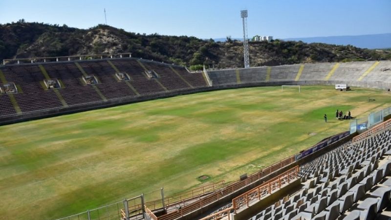 Se trabaja en la muda del césped de invierno al de verano en el estadio Bicentenario