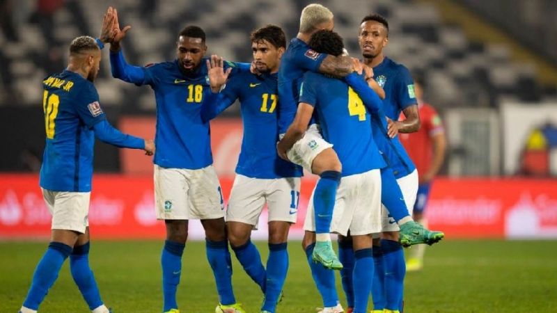 Brasil venció a Chile y es líder perfecto; empate de Perú-Uruguay