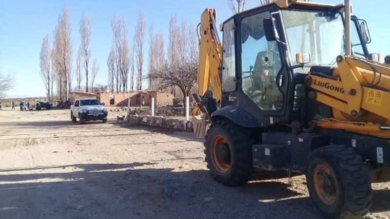 Trabajos de labranza y transporte de áridos en Aguas Amarillas