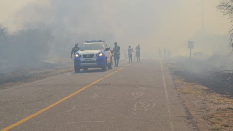 Interrumpen el tránsito en la ruta 4 por un incendio de magnitud