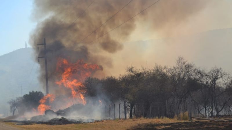 Interrumpen el tránsito en la ruta 4 por un incendio de magnitud