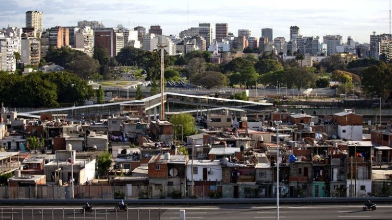 La pobreza llegó al 40,6% en la primera mitad del año
