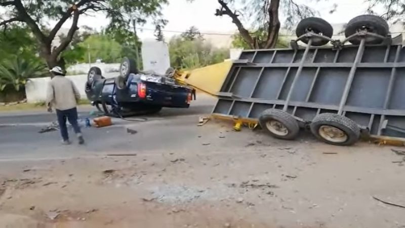 Volcó una camioneta que llevaba una mini cargadora