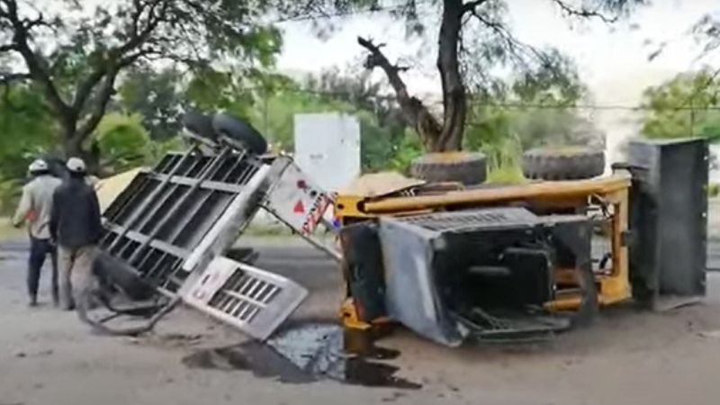 Volcó una camioneta que llevaba una mini cargadora