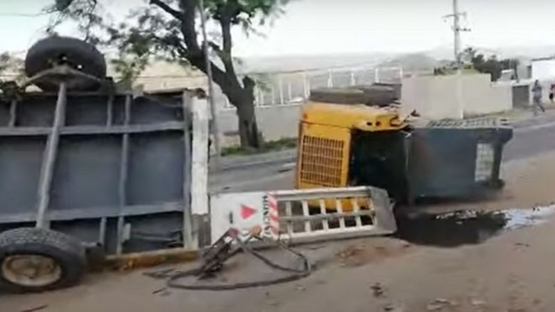 Volcó una camioneta que llevaba una mini cargadora