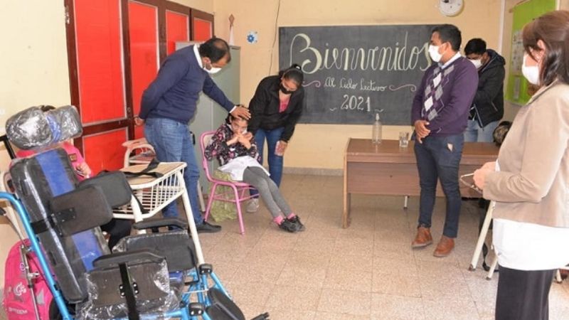 Entregaron grúas y sillas de rueda a familias con personas con discapacidad