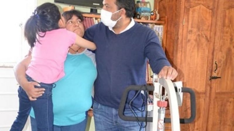 Entregaron grúas y sillas de rueda a familias con personas con discapacidad