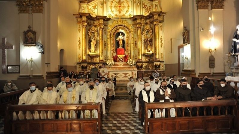 Bienvenida al Legado Papal y presentación del sello postal de homenaje a Esquiú