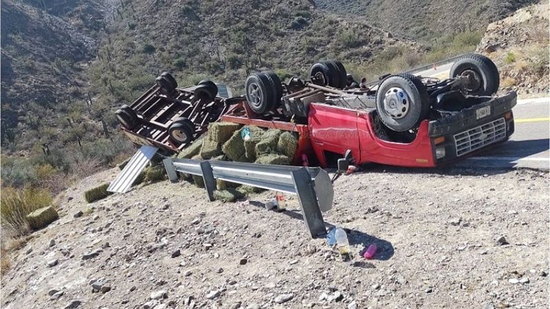 Volcó en La Cébila y quedó al borde del precipicio