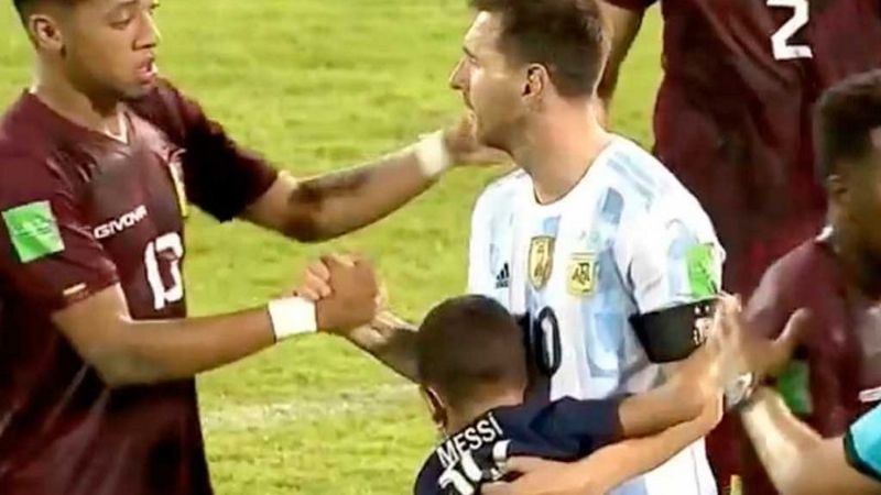 Messi y la admiración de los niños por donde camine