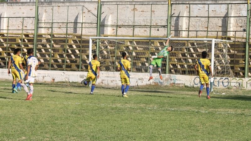 En el fútbol capitalino, con protocolo “a rajatabla”