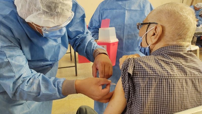 La mitad de los argentinos mayores están vacunados de las dos dosis