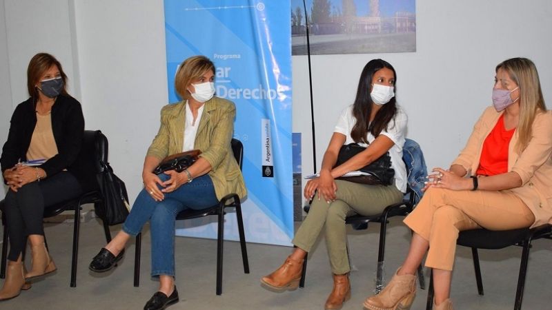 La ministra de Educación participó de una mesa de diálogo con INADI