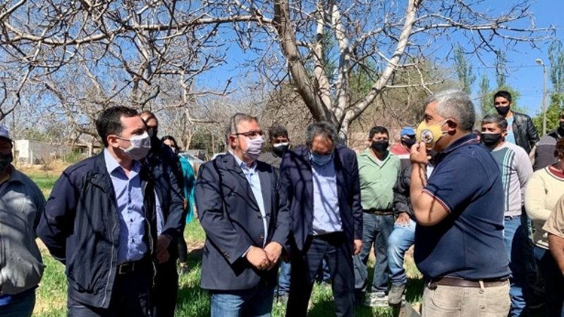 Jalil entregó recursos a productores nogaleros en Londres