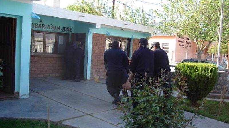 Dos hombres golpearon a su padre en Santa María