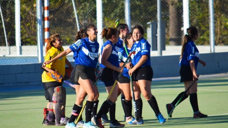 Vélez felicitó los dos triunfos de sus equipos de hockey