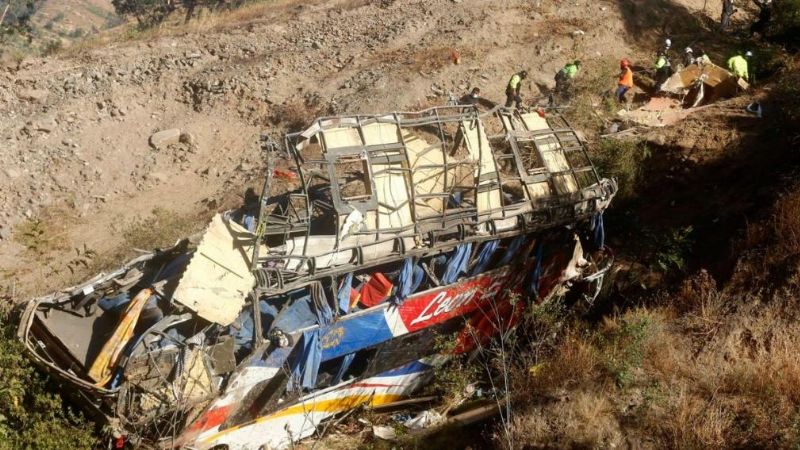 Un autobús cayó a un precipicio y fallecieron más de 20 personas en Bolivia