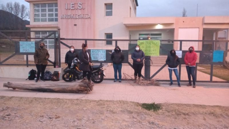 Alumnos toman el IES en Andalgalá