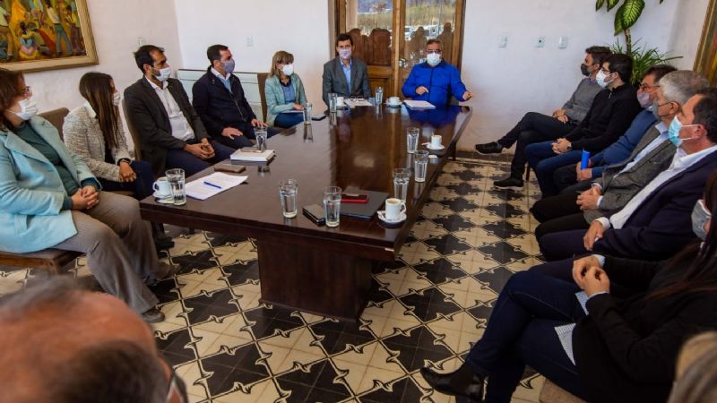 Jalil y gabinete diagraman el plan de inversión 2022