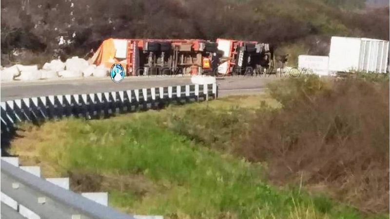 Camión cargado de algodón volcó en la ruta 38