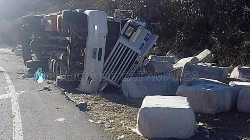 Camión cargado de algodón volcó en la ruta 38