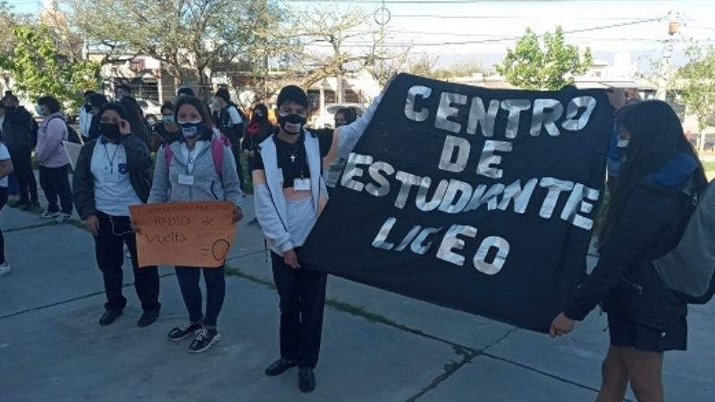 Abrazo simbólico a la escuela Presidente Ramón S. Castillo