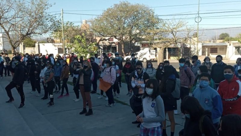 Abrazo simbólico a la escuela Presidente Ramón S. Castillo