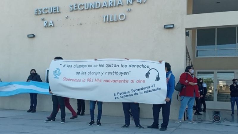 Abrazo simbólico a la escuela Presidente Ramón S. Castillo