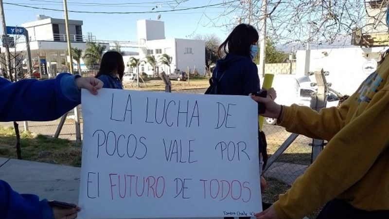 Abrazo simbólico a la escuela Presidente Ramón S. Castillo
