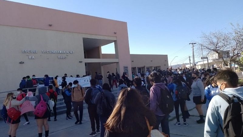 Abrazo simbólico a la escuela Presidente Ramón S. Castillo