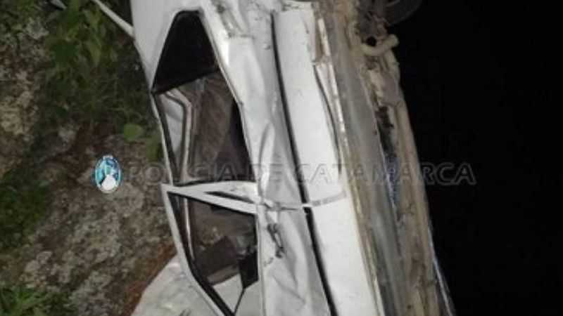 Un auto cayó a un barranco y perdió la vida el conductor