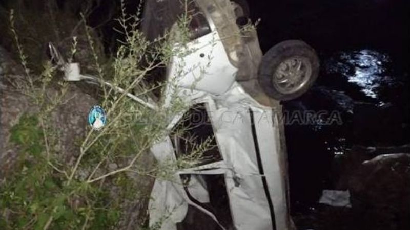 Un auto cayó a un barranco y perdió la vida el conductor