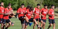 LOS JUGADORES de River realizando los primeros ejercicios en San Martín de Los Andes.