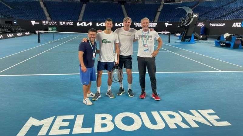Djokovic sigue entrenando, a la espera de la decisión final