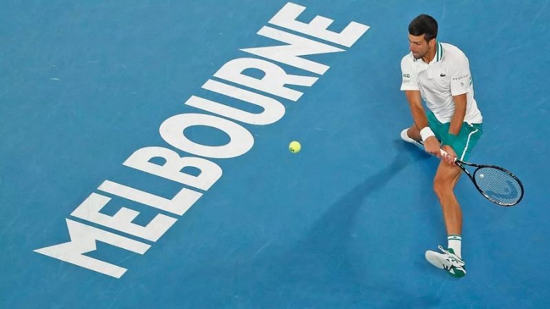 Djokovic sigue entrenando, a la espera de la decisión final