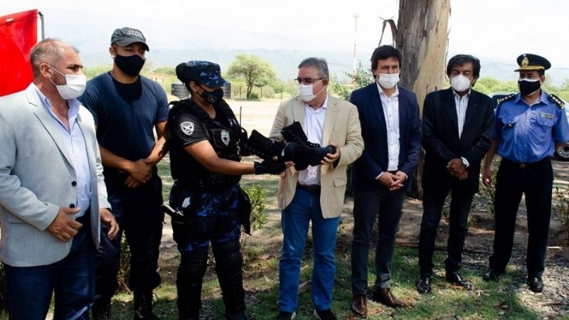 Entregan equipamiento a la fuerza de seguridad