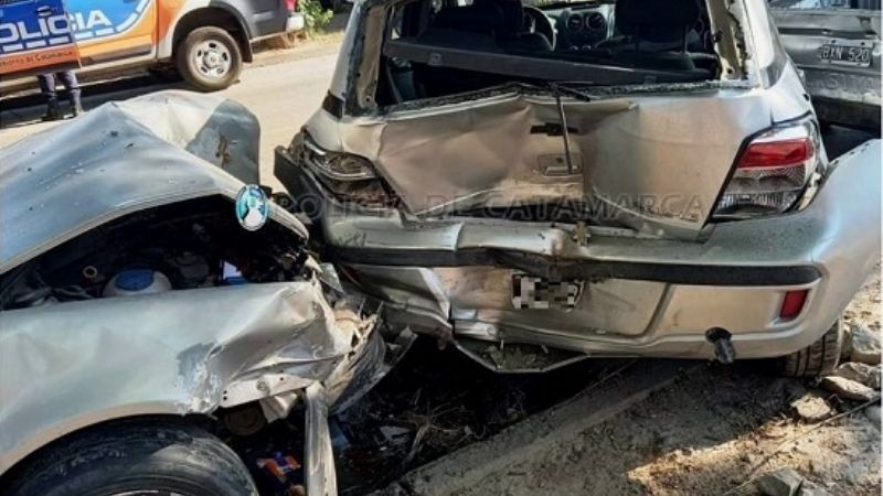 Chocó contra un auto estacionado y provocó daños cuantiosos