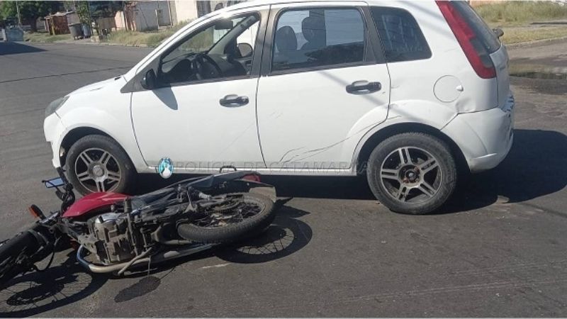 Colisión entre un auto y una moto