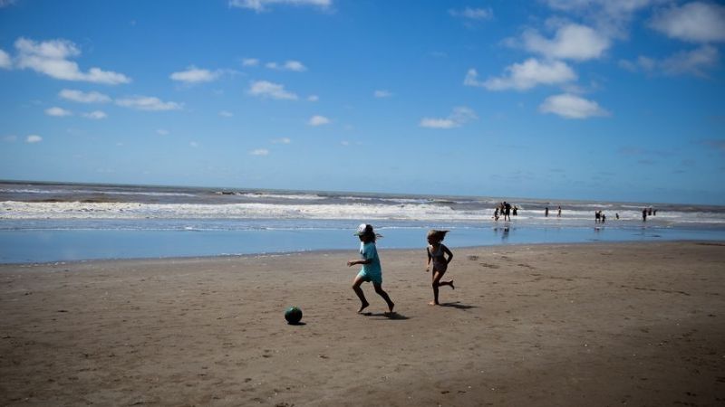 Un turista hizo marcha atrás con su auto y mató a su hija de 6 años
