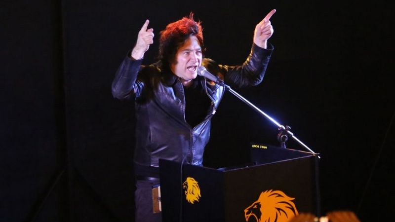 Javier Milei sorteó su sueldo en un acto con aire de campaña