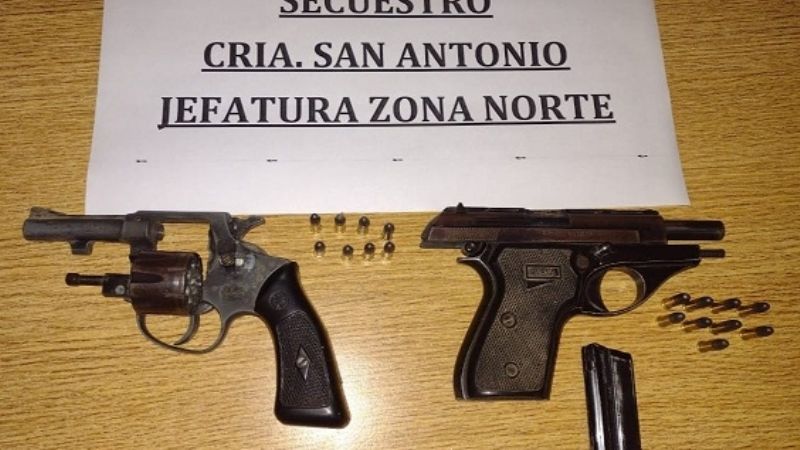 Lo fueron a detener por amenazar a su mujer y tenía un arsenal