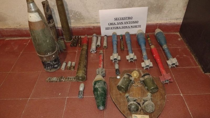 Lo fueron a detener por amenazar a su mujer y tenía un arsenal